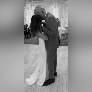 Simple - Classy - Wedding dress - light weight- Size 6 - Dry-cleaned